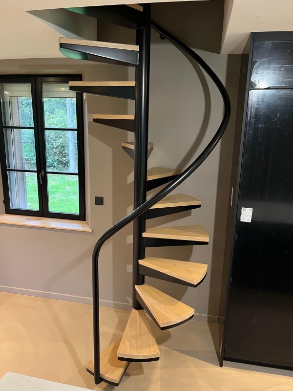 Fabrication et pose d'un escalier en colimaçon métal et bois avec trappe intégrée sur mesure près de Dieppe
